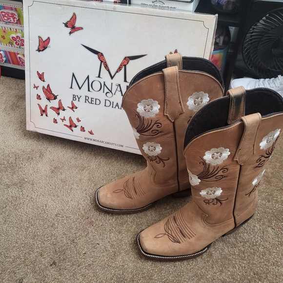 Monarca Boots. Made in mexico. Leather. Tan with white flower design. Size 8. GC - Picture 3 of 5